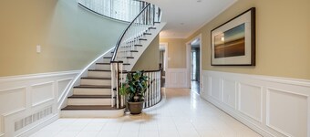 Spacious Beautiful House in Mississauga, 15 minutes from Toronto PRIME LOCATION!