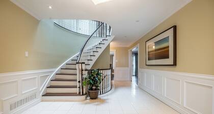 Spacious Beautiful House in Mississauga, 15 minutes from Toronto PRIME LOCATION!