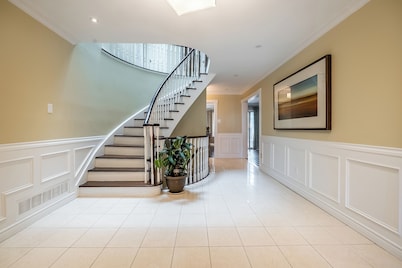 Spacious Beautiful House in Mississauga, 15 minutes from Toronto PRIME LOCATION!