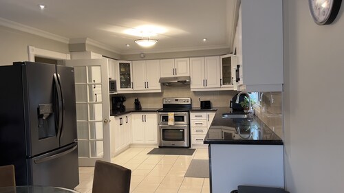 Spacious Beautiful House in Mississauga, 15 minutes from Toronto PRIME LOCATION!