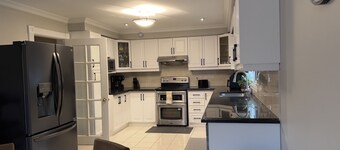 Spacious Beautiful House in Mississauga, 15 minutes from Toronto PRIME LOCATION!