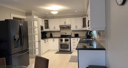 Spacious Beautiful House in Mississauga, 15 minutes from Toronto PRIME LOCATION!