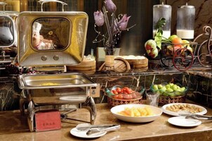Montaje tipo buffet con diferentes platillos y un espejo decorativo.