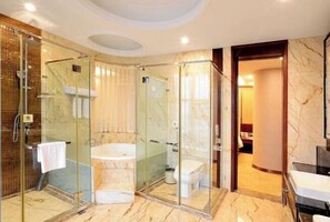 A modern bathroom with a glass-enclosed shower, a bathtub, and a toilet. - Danling Jinjiang Hotel (Danleng)