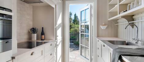 Kjøleskap, ovn, kokeplater og oppvaskmaskin