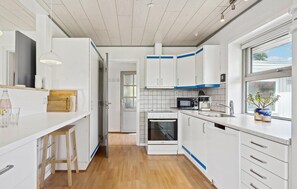 Een koelkast, een kookplaat, een vaatwasser