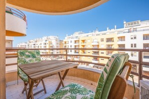 Outdoor dining - GuestReady - Sunshine at Costa da Caparica (Costa da Caparica)