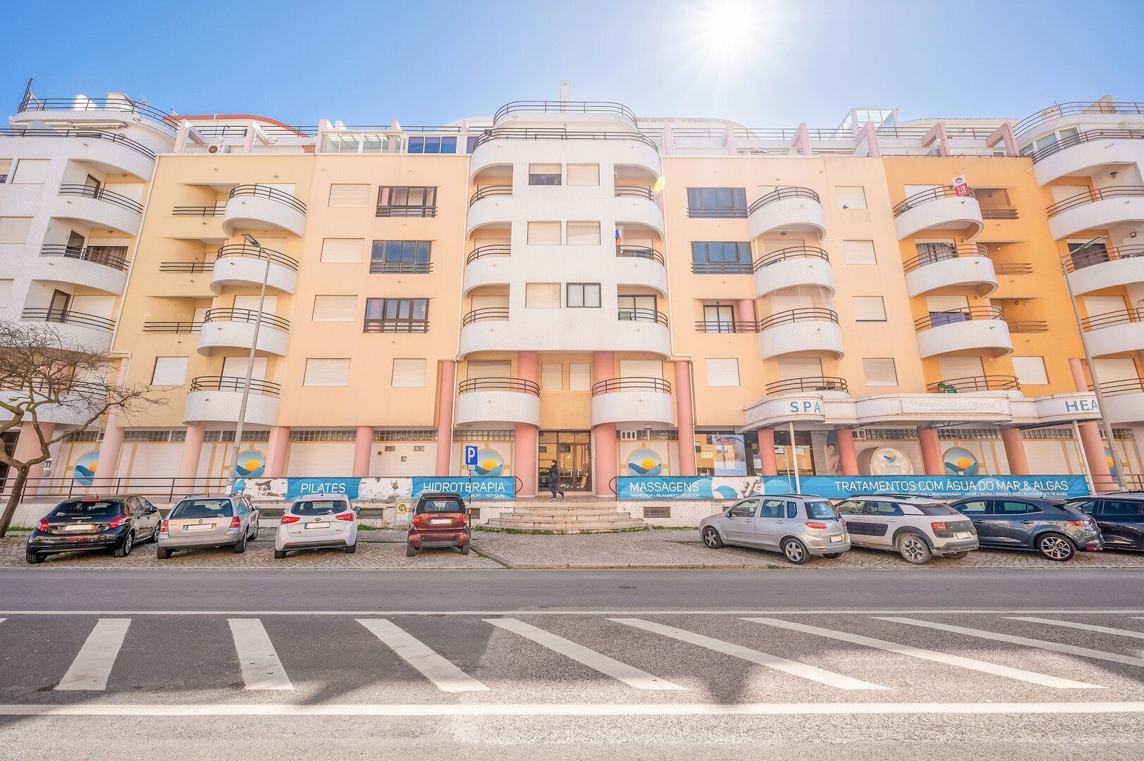 Um edifício com vários andares, varandas, spa e centro de saúde.