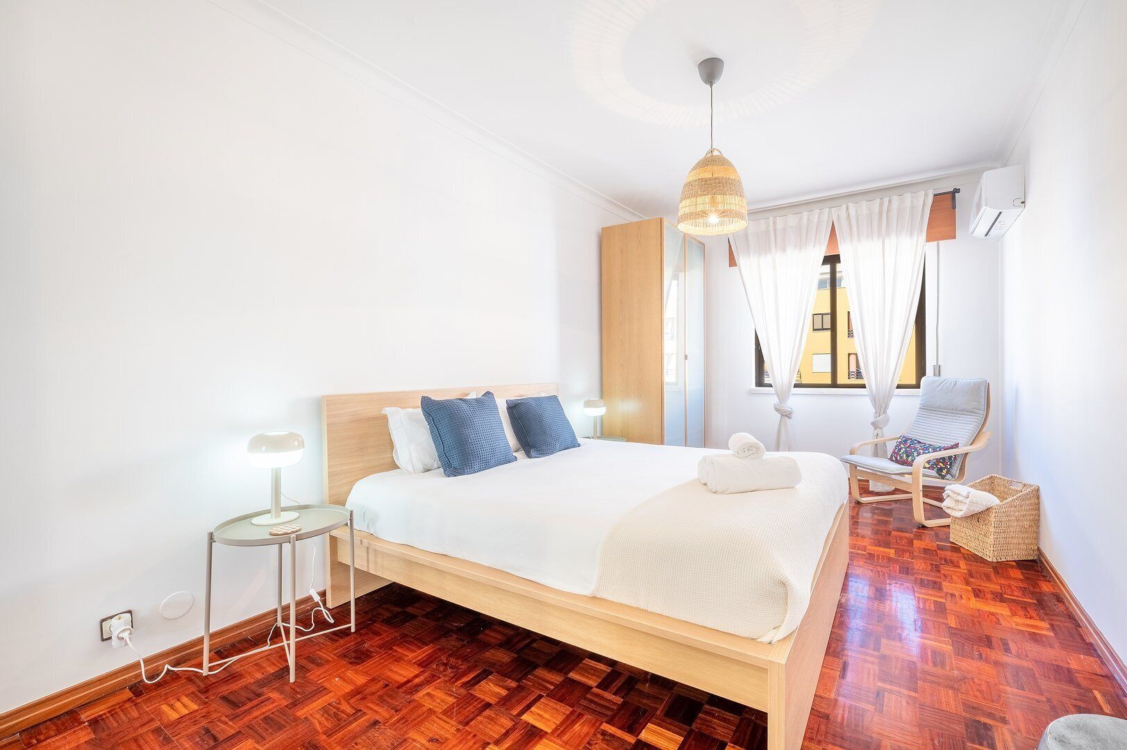 1 quarto, escrivaninha, ferros/tábuas de passar roupa, acesso à internet