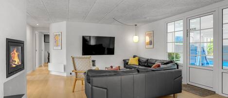 TV, fireplace, stereo