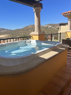 Tina de hidromasaje al aire libre