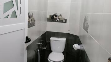 Apartamento família | Banheiro | Chinelos