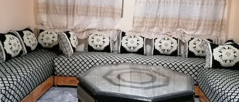 Apartamento familiar | Zona de estar | Una televisión de pantalla plana