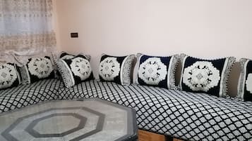 Apartamento família | Área de estar | TV de tela plana