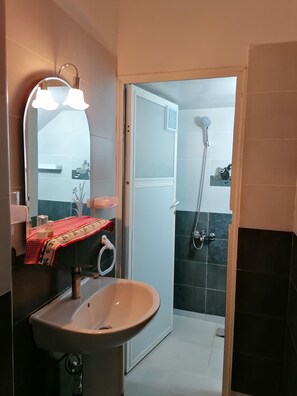 Family Apartment | Bathroom | Slippers - Appartement le Bel Abri (Meknes)