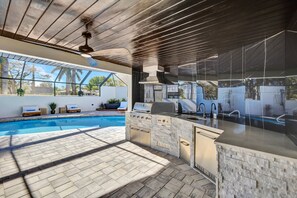 Utendørsbasseng og et oppvarmet basseng