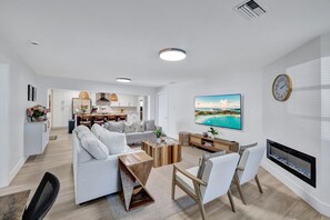 TV connectée, cheminée, table de tennis de table, imprimantes