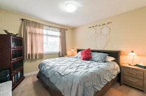 3 عدّة غرف نوم ومكواة/لوح كي وواي فاي مجانًا وملاءات أسرّة