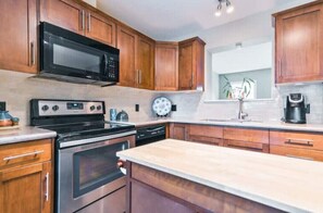 ثلاجة، ميكروويف، فرن، موقد طهي مسطح