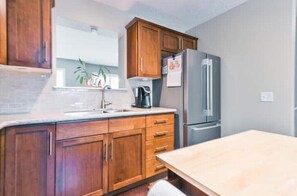 Fridge, microwave, oven, stovetop - Perfect Calgary Escape, 10min>Airport (Calgary)