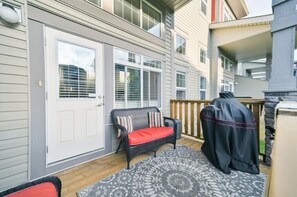 Terrace/patio - Perfect Calgary Escape, 10min>Airport (Calgary)