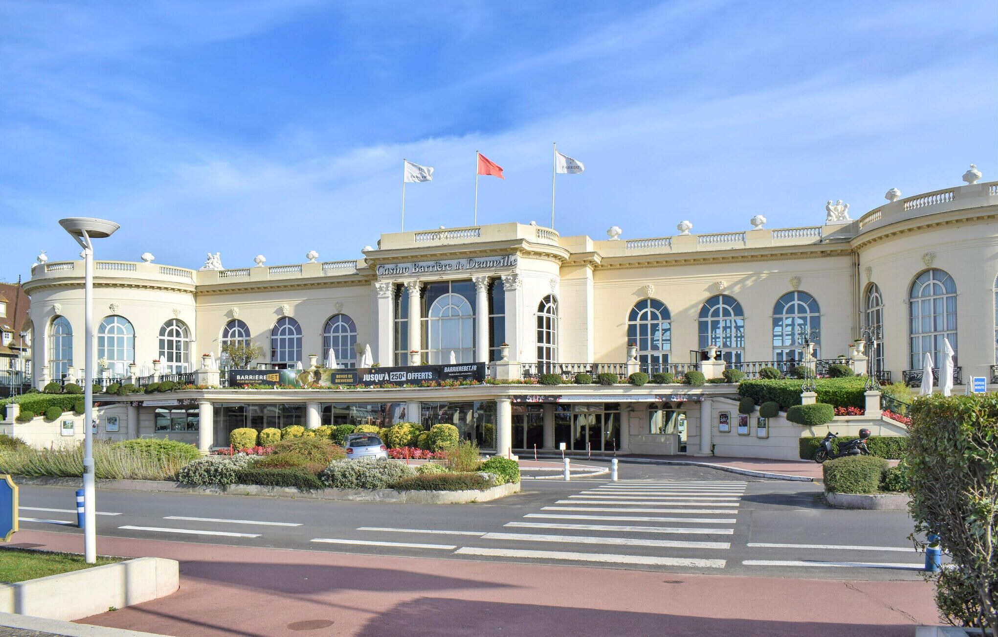 Un imposant bâtiment à la façade classique, doté de grandes fenêtres en arc de cercle et d’une entrée remarquable.