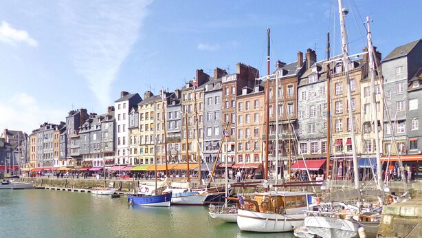 A waterfront with historic buildings and moored boats. - Beautiful apartment in Tourgéville with WiFi (Tourgéville)