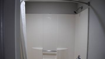 Une salle de bain avec une douche, des toilettes et un lavabo.