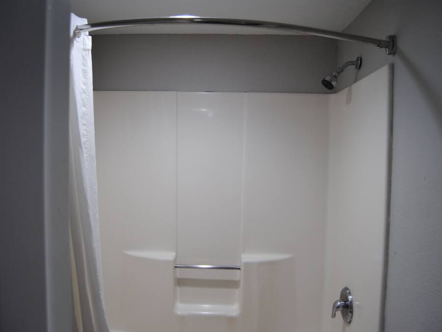 Une salle de bain avec une douche, des toilettes et un lavabo.
