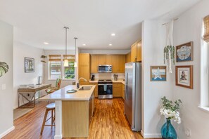 Køleskab, mikrobølgeovn, ovn, kogeplade