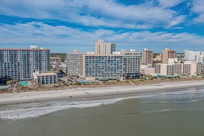 On the beach - 3bedroom OceanView Condo - Sleeps 8 - Maximalist Beach Vacation Dream! (Myrtle Beach)