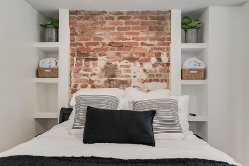 Walk to the Naval Academy and Historic Annapolis.  Private parking at the home.