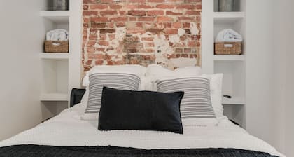 Walk to the Naval Academy and Historic Annapolis. Private parking at the home.