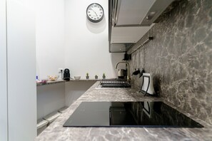 Fridge, oven, stovetop, coffee/tea maker