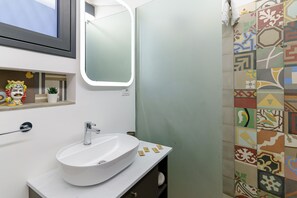 Dutxa, assecador de cabells, bidet i tovalloles 