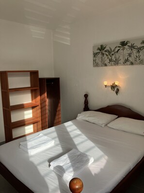 2 bedrooms, travel cot, free WiFi, bed sheets