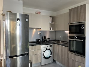 Kühlschrank, Mikrowelle, Ofen, Herdplatte