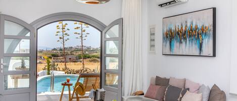 Villa Deluxe, 3 habitaciones, alberca privada, vista al mar | Área de sala de estar | Smart TV de 45 pulgadas con canales vía satélite, televisión y chimenea