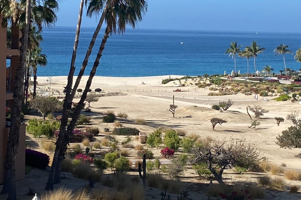 Beautiful remodeled condo with breathless views of The Sea of Cortez. Los Cabos