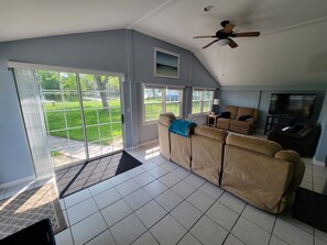 Smart TV, libri, monitor per computer