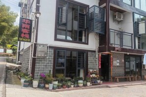 Un immeuble moderne à deux étages, avec des locaux commerciaux au rez-de-chaussée.