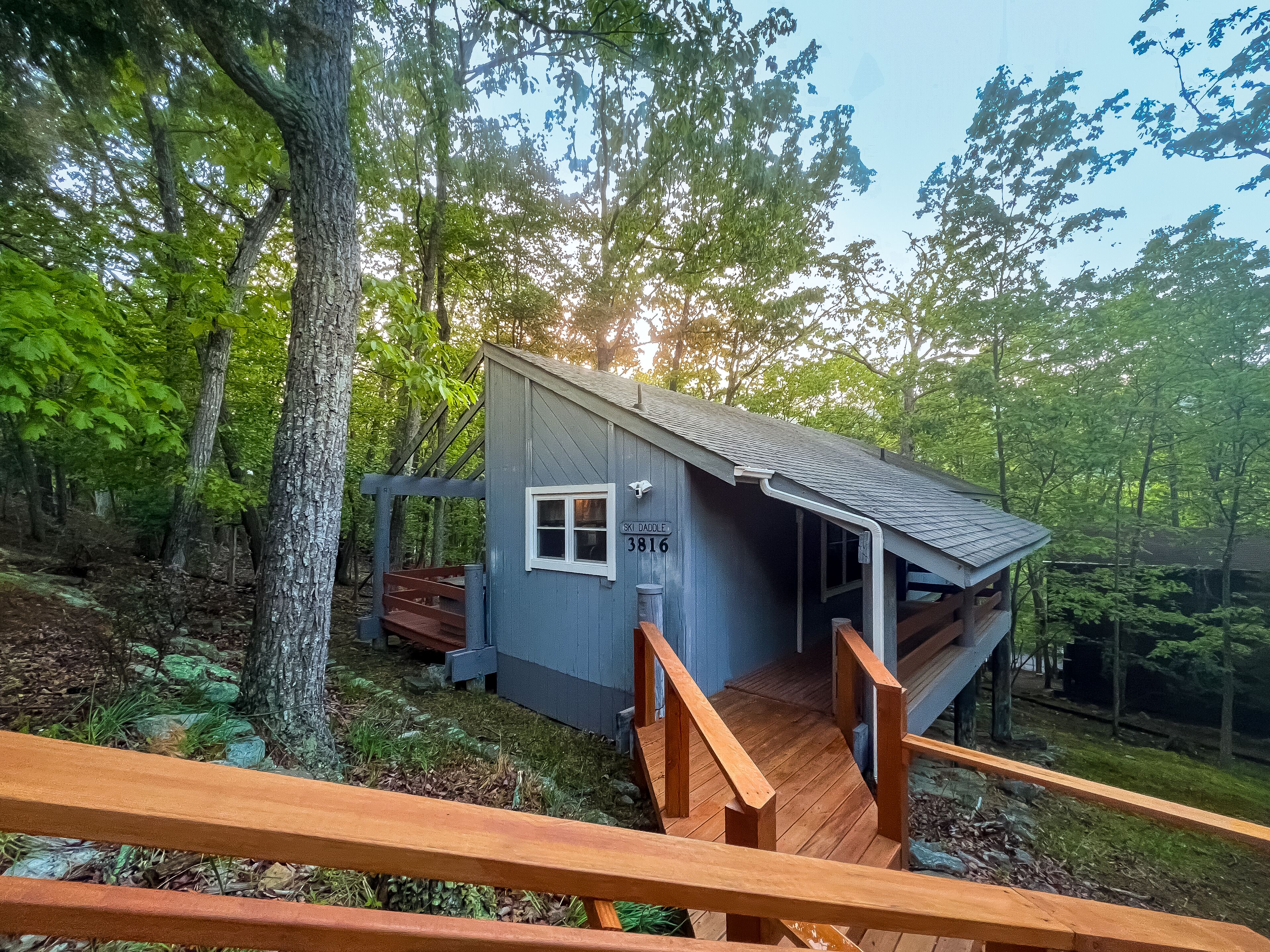 SkiTop Treehouse BNB | Hot Tub & walk to slopes!