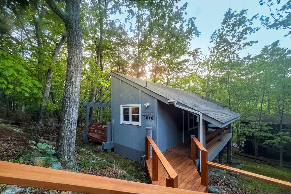 SkiTop Treehouse BNB | Hot Tub & walk to slopes!