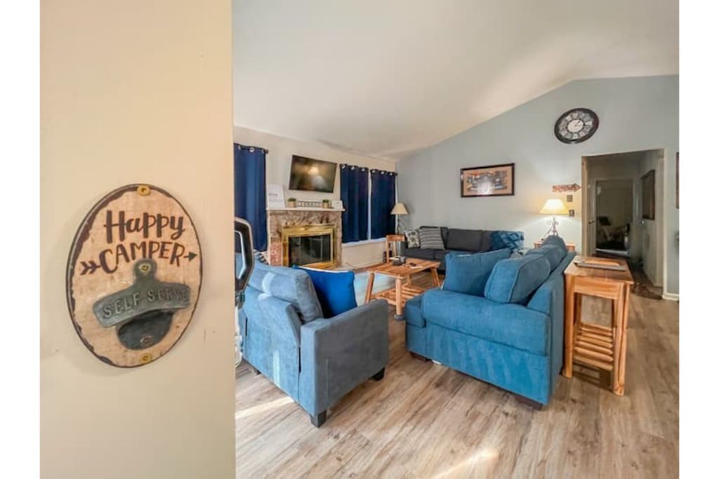 SkiTop Treehouse BNB | Hot Tub & walk to slopes!