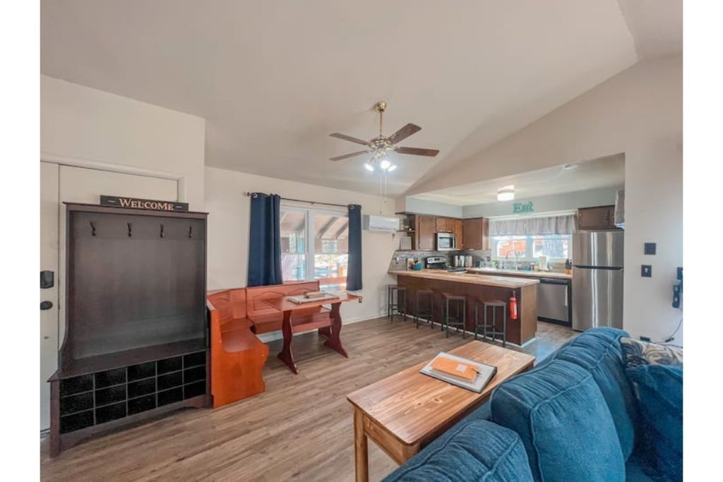 SkiTop Treehouse BNB | Hot Tub & walk to slopes!