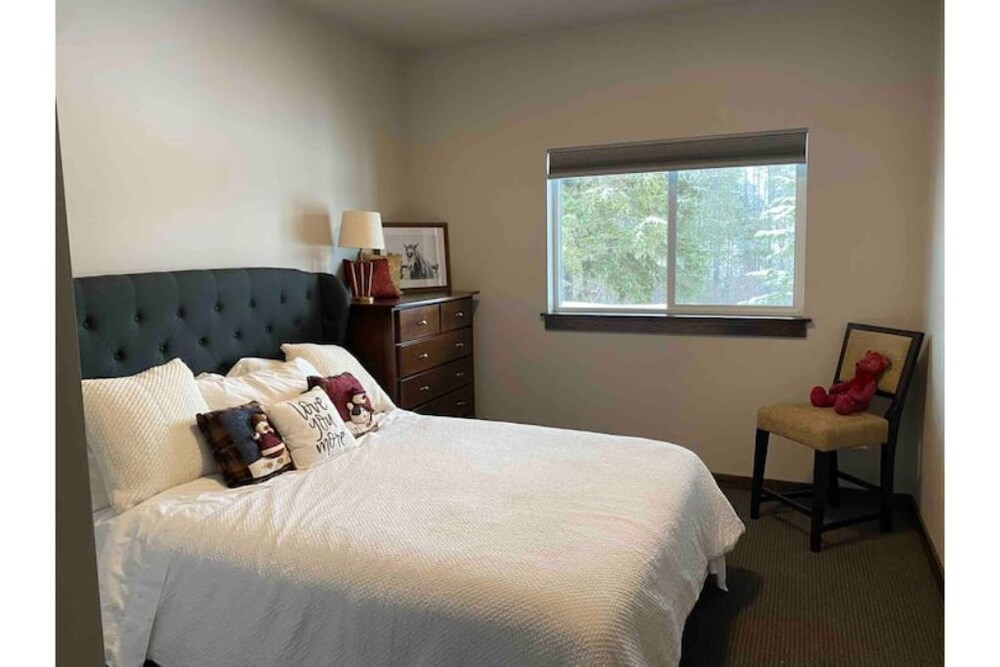 Montana/Cozy Whitefish River front with dream view Whitefish Vrbo