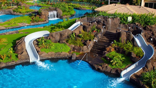 Un parco acquatico con diverse scivoli e una piscina.