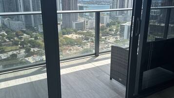 Elite Condo | 3 bedrooms, premium bedding, down duvets, individually decorated