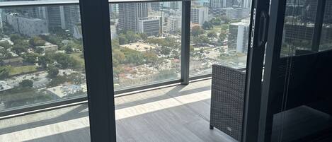 Elite Condo | 3 bedrooms, premium bedding, down comforters, individually decorated