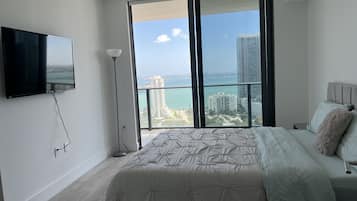 Elite Condo | 3 bedrooms, premium bedding, down comforters, individually decorated